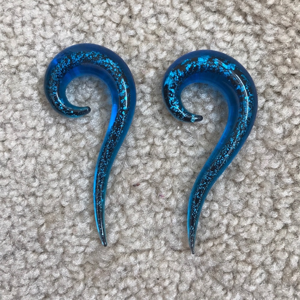 00g hanging gauges